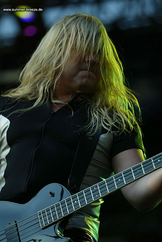 Bild eines Mitglieds der Band Primal Fear beim Live Auftritt auf dem Summer Breeze 2003.